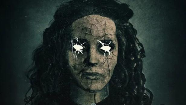 Das Filmplakat für „825 Forest Road“ zeigt eine Frau mit rissiger Haut, die ein Hausmodell hält.