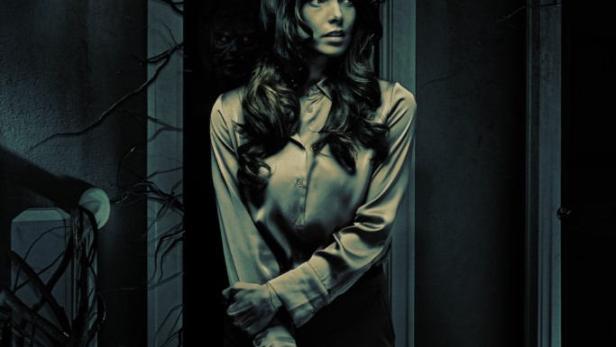 Das Filmplakat für „It Feeds“ zeigt Ashley Greene, hinter ihr lauert eine unheimliche Gestalt.