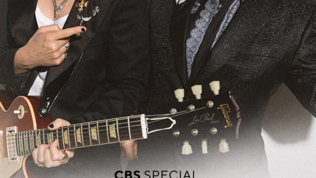 Elton John und Brandi Carlile posieren für ein CBS Special.