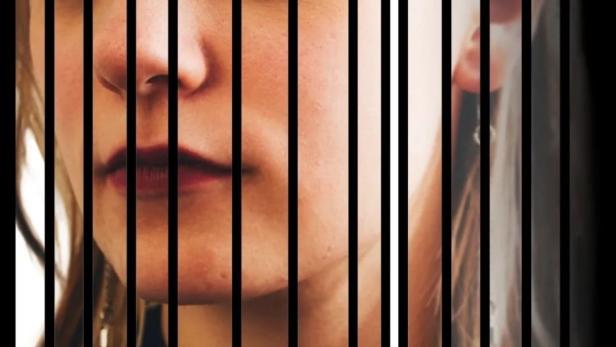 Das Filmplakat für „Personal Reset“ zeigt das Gesicht einer Frau hinter vertikalen Balken.