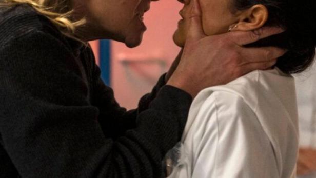 Eine Frau packt eine Krankenschwester wütend am Hals.