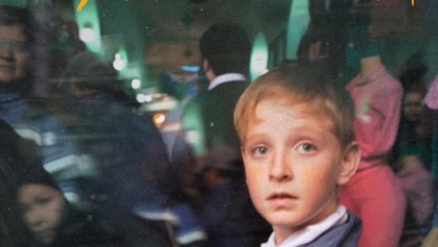 Ein Junge steht vor einer Menschenmenge, im Hintergrund der Titel „El Príncipe de Nanawa“.