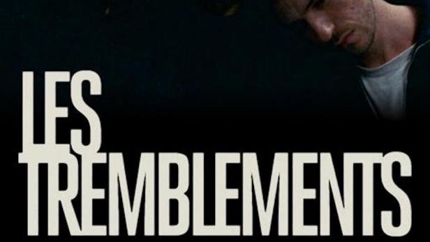 Das Filmplakat für „Les Tremblements“ zeigt drei Männer, die eng beieinander stehen.