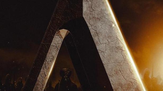 Das Filmplakat für „Akaal – The Unconquered“ zeigt einen Mann mit Turban vor einer stilisierten Festung.