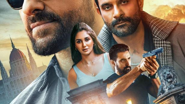 Das Filmplakat für „Jewel Thief: The Heist Begins“ zeigt mehrere Schauspieler vor einer Skyline von Budapest.