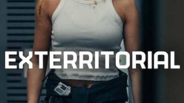 Eine Frau in Arbeitskleidung mit Schrammen im Gesicht und am Arm, möglicherweise in einem Raumschiff.