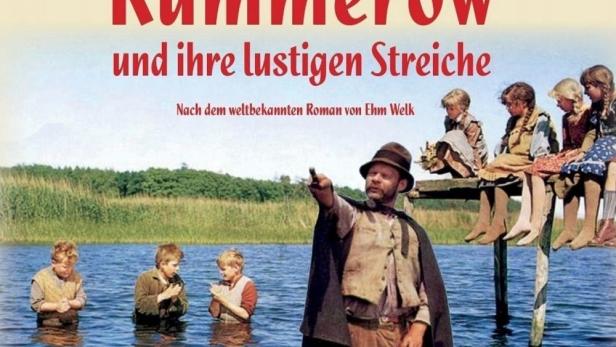 Das Filmplakat für „Die Heiden von Kummerow“ zeigt Kinder am und im Wasser.