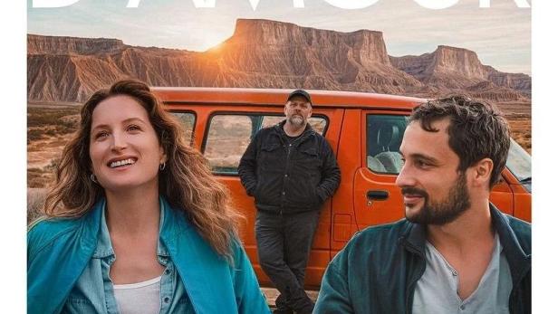 Das Filmplakat für „Une Pointe D'Amour“ mit Julia Piaton, Grégory Gadebois und Quentin Dolmaire.