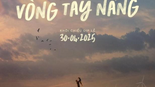 Ein Mann steht mit einem Kind auf einer Sanddüne, im Hintergrund Windräder. Plakat für „Lật Mặt 8: Vòng Tay Nắng“.