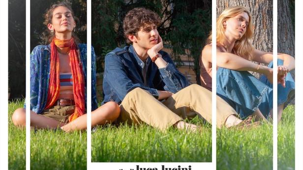Das Filmplakat für „L'amore in Teoria“ zeigt drei junge Schauspieler auf einer Wiese.