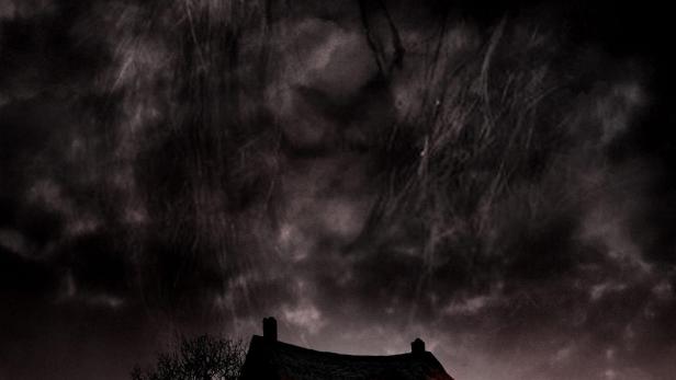 Ein unheimliches Gesicht über einem Haus mit rot beleuchteten Fenstern, Titel „Hell House LLC II: The Abaddon Hotel“.