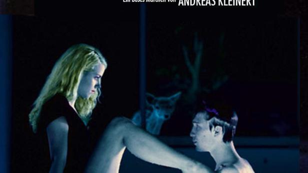 Das Filmplakat für „Freischwimmer“ zeigt eine Frau, die einen Mann im Schwimmbad berührt.