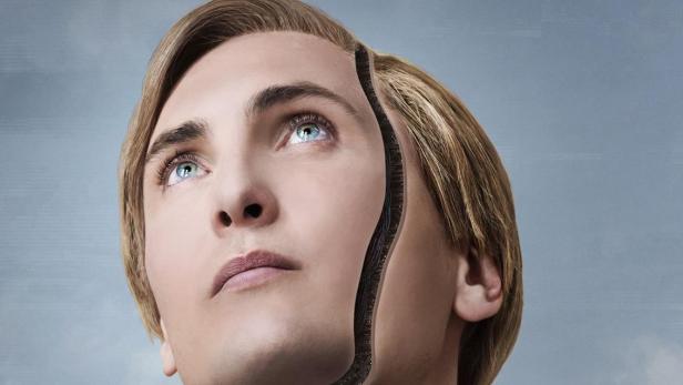 Das Filmplakat für „T.I.M.“ zeigt einen Mann, dessen Gesicht teilweise durch Maschinenteile ersetzt ist.