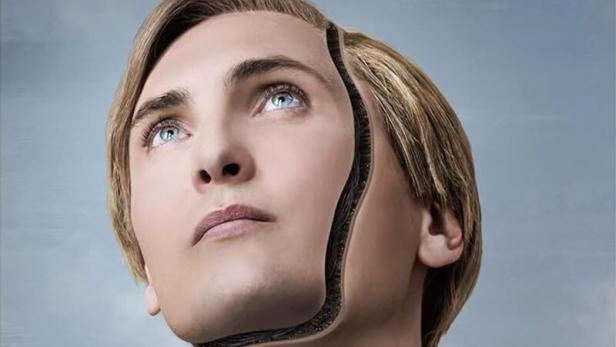 Das Filmplakat für „T.I.M.“ zeigt einen Mann, dessen Gesicht teilweise durch eine Roboterstruktur ersetzt ist.