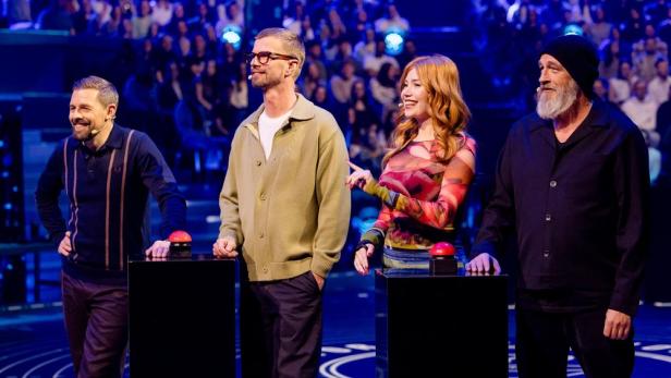 Joko, Klaas, Palina Rojinski und Torsten Sträter stehen auf einer Bühne vor Buzzer.