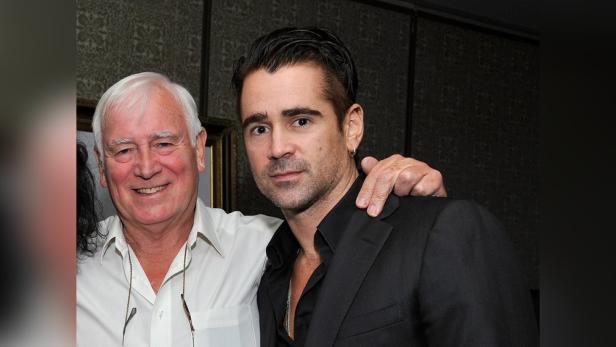 Colin Farrell posiert mit seinem Vater Eamon für ein Foto.