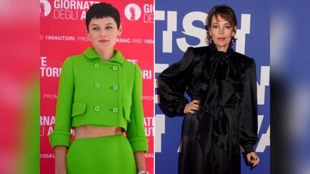Emma Corrin in einem grünen Ensemble und Olivia Colman in einem schwarzen Kleid posieren für ein Foto.