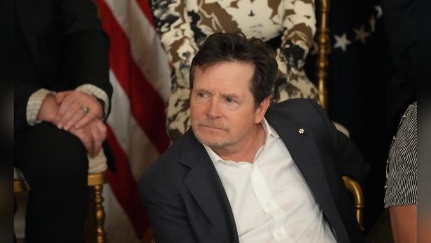 Michael J. Fox in einem dunklen Anzug bei einer Veranstaltung.