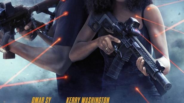 Das Filmplakat für „Shadow Force“ zeigt Omar Sy und Kerry Washington mit Waffen vor einer Skyline.