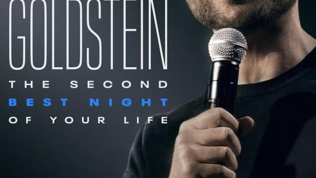 Der Comedian Brett Goldstein mit Mikrofon auf der Bühne für sein Comedy-Special „The Second Best Night of Your Life“.