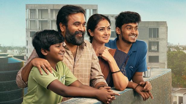 Eine lächelnde Familie steht auf einem Dach und blickt in die Ferne; Filmposter „Tourist Family“.