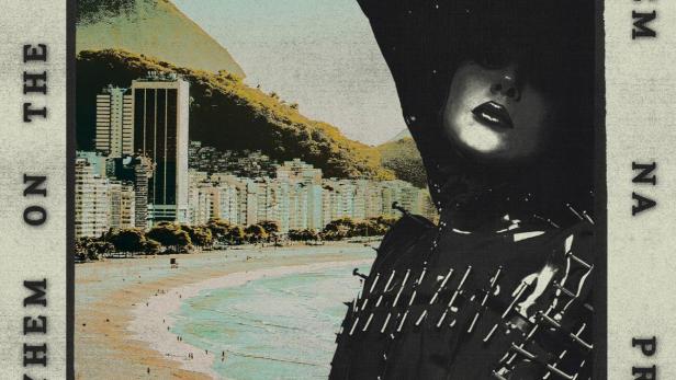 Ein Werbeplakat für ein Lady Gaga Konzert am 3. Mai 2025 an der Copacabana in Rio.