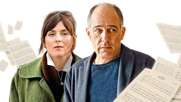 Das Filmplakat für „Les Musiciens“ zeigt zwei Hauptdarsteller und Notenblätter.
