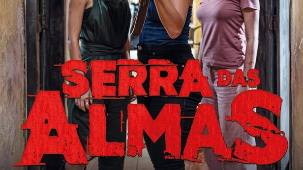 Drei Frauen stehen auf dem Filmplakat für „Serra das Almas“, eine davon zielt mit einem Gewehr.