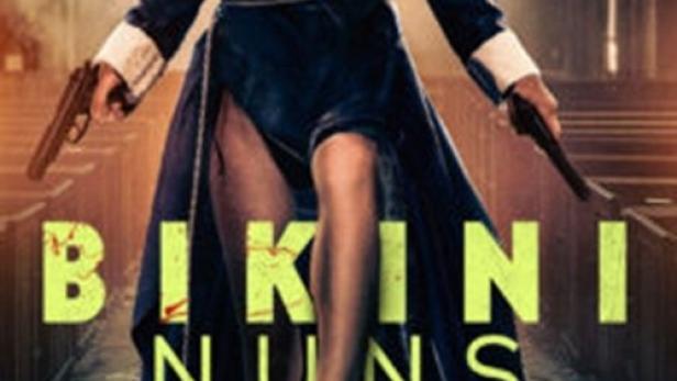 Eine bewaffnete Nonne im Bikini steht auf einer am Boden liegenden Person.