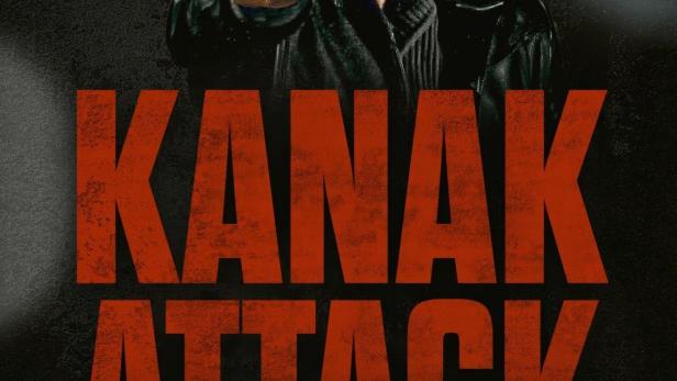 Ein Filmposter für „Kanak Attack“ mit einem Mann, der eine Waffe hält, und Porträts mehrerer Personen.