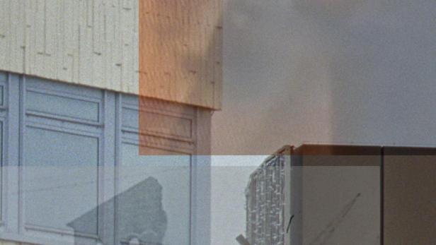 Das Filmplakat für „In Retrospect“ zeigt eine Fassade und das Logo der Berlinale Shorts.