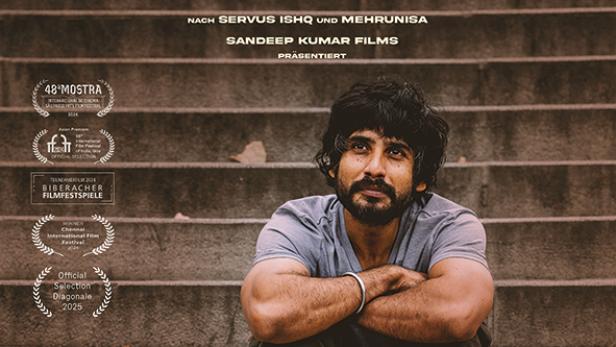 Ein Mann sitzt auf einer Treppe, Plakat für den Film „Happy“.