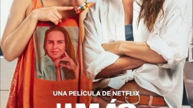 Zwei Frauen posieren für ein Werbeplakat des Films „La Más Fan“ auf Netflix.