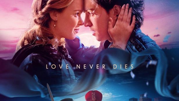 Das Filmplakat für „Juliet & Romeo“ zeigt Clara Rugaard und Jamie Ward vor einem Nachthimmel.