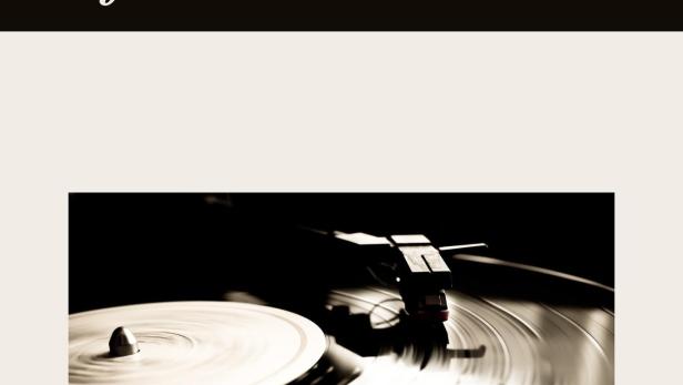 Ein Plattenspieler spielt eine Schallplatte ab.