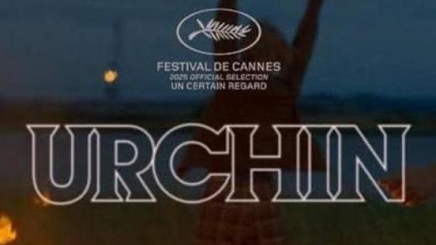 Das Filmplakat für „Urchin“ zeigt Personen an einem Lagerfeuer bei Dämmerung.