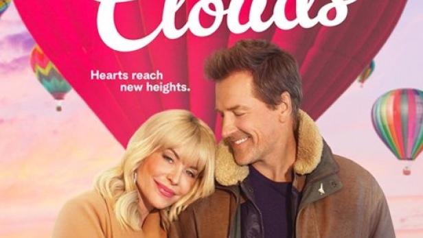 Das Filmplakat für „Love in the Clouds“ mit einem Paar vor einem herzförmigen Heißluftballon.