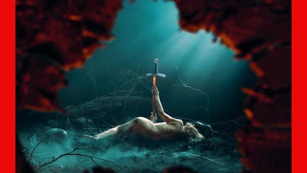 Plakat für „Die Walküre“ der Royal Opera mit einer Frau, die ein Schwert hält.