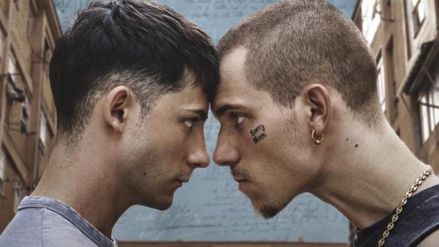 Das Filmplakat für „Enemigos“ zeigt zwei junge Männer, Stirn an Stirn.