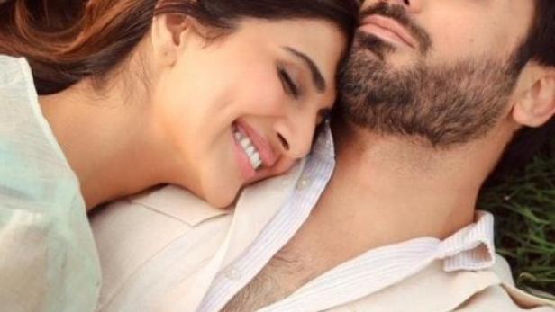 Ein Paar liegt im Gras, das Cover von „Abir Gulal“.