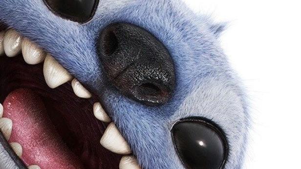 Nahaufnahme von Stitch, dem blauen Alien aus dem Film „Lilo & Stitch“.