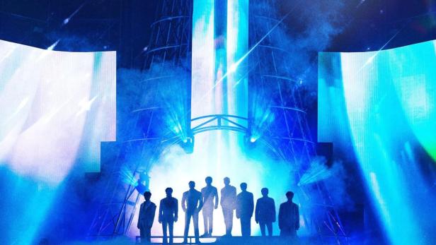 Das Filmplakat für die „Ateez World Tour: Towards the Light: Will to Power“ zeigt die Band auf einer Bühne.