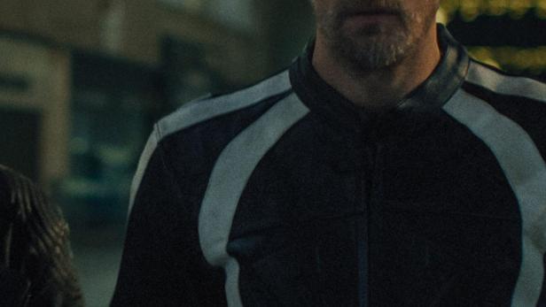 Ein Mann in einer Jacke, ausgewählt für das Festival de Cannes 2025.