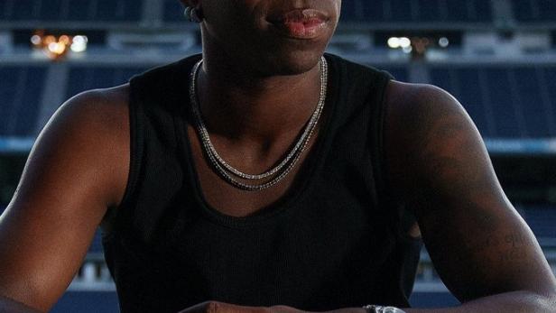 Das Filmplakat für die Netflix-Dokumentation „Vini Jr.“ zeigt den Fußballspieler vor einem Stadion.