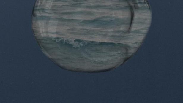 Das Filmplakat für „Wirf dein Herz ins Meer“ zeigt eine Meereslandschaft in einem Stein.