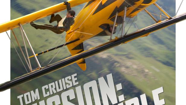Tom Cruise hängt an einem gelben Doppeldecker in „Mission: Impossible - Dead Reckoning“.