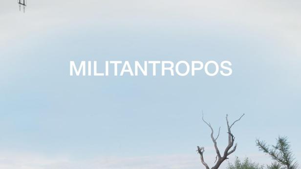 Ein surrealistisches Bild mit einer Person am Ufer eines Sees und einem gespiegelten Soldaten darüber.