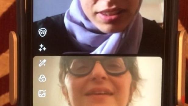 Zwei Frauen führen ein Videotelefonat auf einem Smartphone.