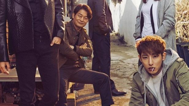 Das Filmplakat für die koreanische Fernsehserie „동네의 영웅“ (Neighborhood Hero) mit den Hauptdarstellern.