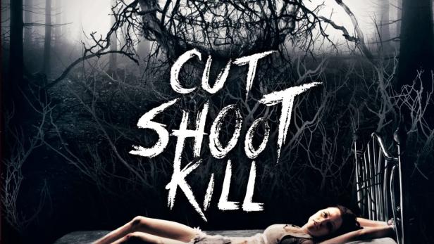 Das Filmplakat für „Cut Shoot Kill“ zeigt eine Frau auf einem blutbefleckten Bett unter einem Totenkopf aus Ästen.